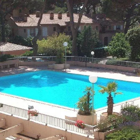 2 Pieces Avec Piscine, Loggia Et Parking - Proche Port Et Plages De - Fr-1-335-174 *